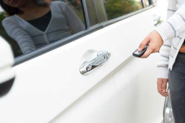 Как снять обшивку багажника для доступа к датчику?