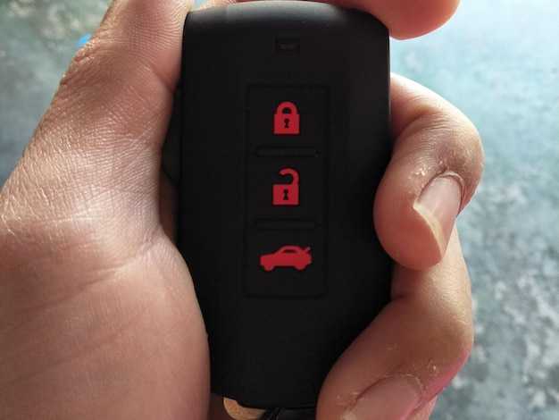 Применение специального инструмента для открытия дверей