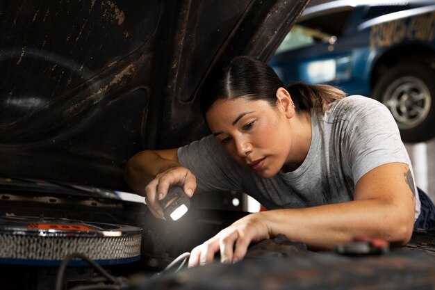 Доступ к лампочке: снятие крышки фары