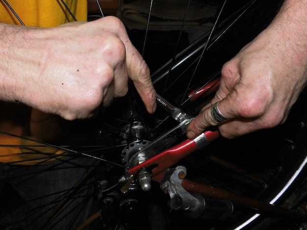 Процесс подтяжки тросика сцепления