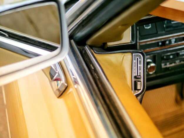 Выбор обивки: кожа, алькантара или ткань?