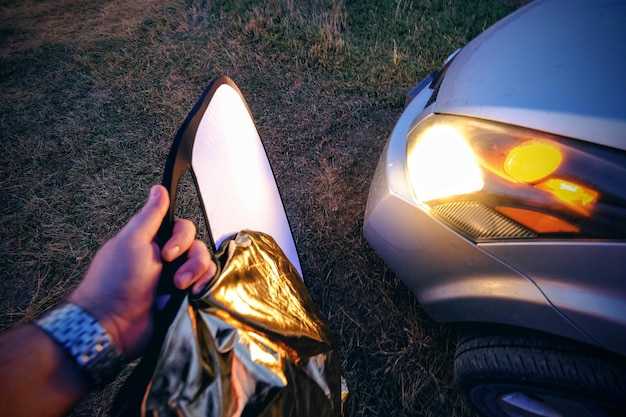 Подготовка автомобиля к снятию лампы: открытие капота и выявление нужного туманного или головного света