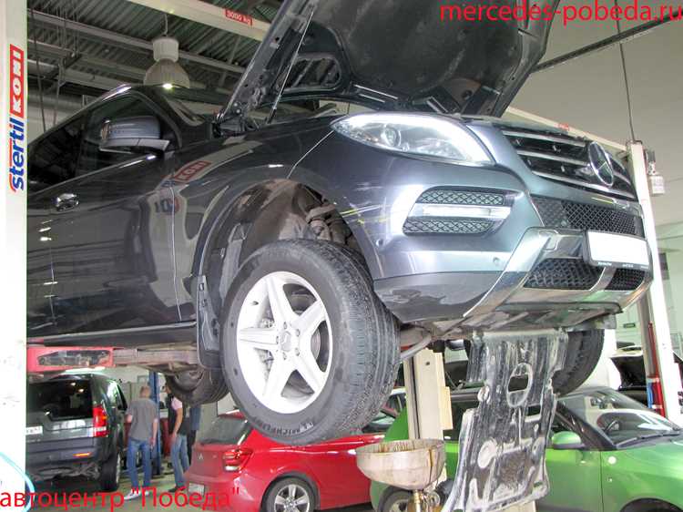 Подъем автомобиля для доступа к трансмиссии
