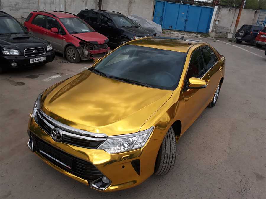 Элегантная золотистая Тойота Камри — идеальный союз роскоши и эффективности